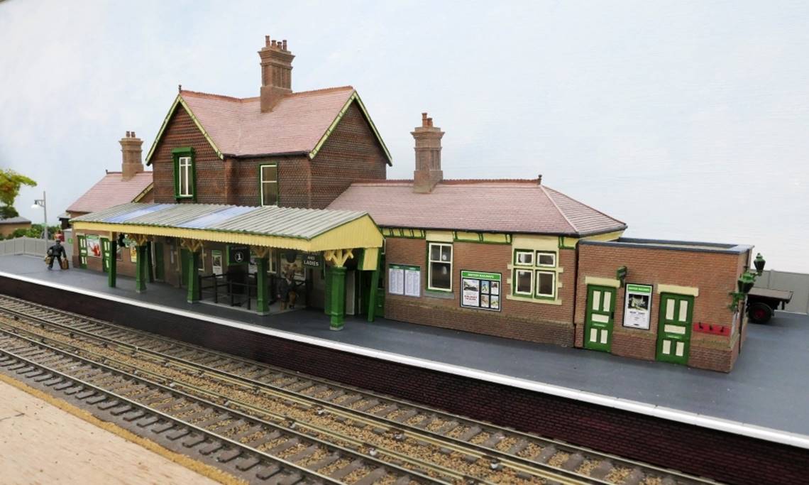 Ewhurst Green’s station building as repainted and detailed. The platform at this location is brick-faced with the concrete harp-and-slab construction making an appearance with both the later-built country-end platform extensions and Up Passenger Loop.
www.EwhurstGreen.com ©
