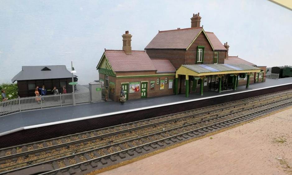 Ewhurst Green s Down Side station building.
www.EwhurstGreen.com  
