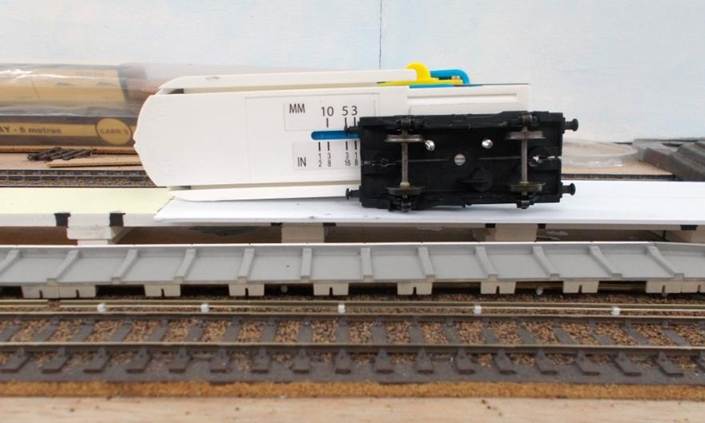 Underside of the platform scribing wagon 
with its removable offset scribing tool.
www.EwhurstGreen.com  
