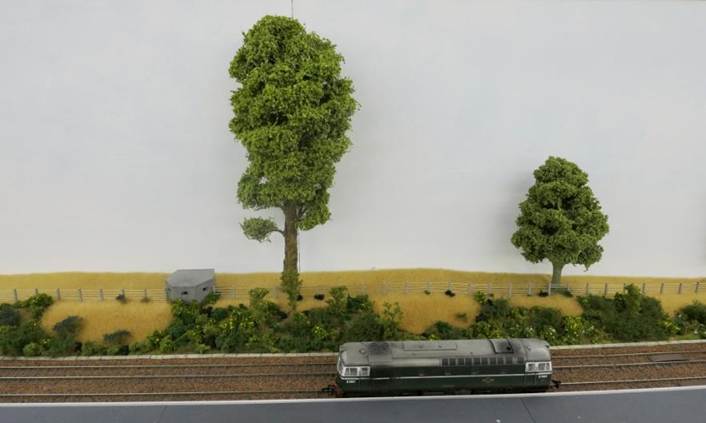 Type-24 concrete Pill Box (Wills kit SS74)
The farm field beyond the fence is to 
the eastern side of the railway station. 
www.EwhurstGreen.com 
