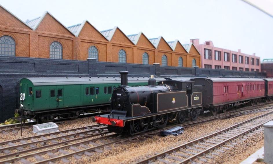 Merchant Naxy 35016 Elders Fyffes Hornby-Dublo

Passing alongside the single-story agricultural works, Merchant Navy 

Ewhurst Green model railway
BR(S) British Railways Southern Region
Copyright www.EwhurstGreen.com
Elders Fyffes in Sunshine livery carries British Railways on its tender and BR number 35016 (as outshopped 17th June 1949). 