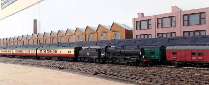 In its October 1955 to February 1957 guise (without smoke deflectors), N-class 31848 hauls Bulleid multi-door set 963 away from Ewhurst Green. New from Eastleigh Works 14th March 1946 (post-War Malachite), set 963 was outshopped from Lancing Works in CLC livery on 22nd October 1953 thence appears to have gained BR(S) green on 14th September 1957.
