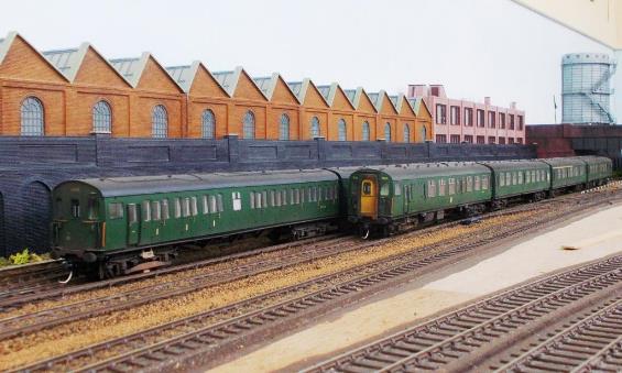 Close-up of 2 HAP unit no.6008 (Phase 1 /Batch 1) passing 4 CEP unit no.7146 (with its experimental post-January 1962 vertical yellow warning panel).
Ewhurst Green model railway
BR(S) British Railways Southern Region
Copyright www.EwhurstGreen.com
