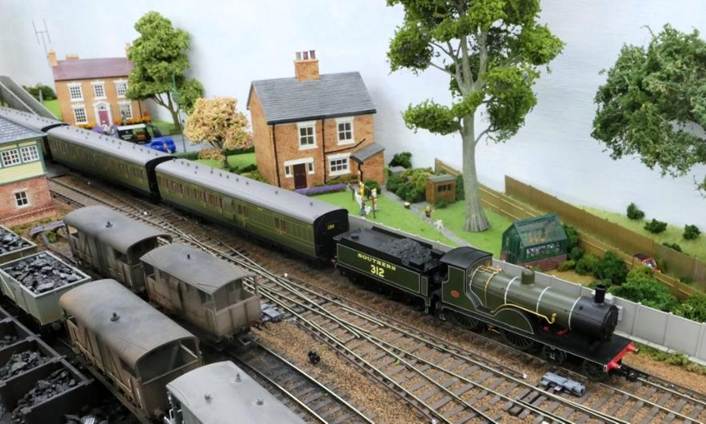 A thirties cross-country train formed of signalman Arnold’s T9 no.312 hauling ex.LSWR 4 LAV set no.134. These coaches really are superb, arguably being one of the most exciting releases in recent years.
www.EwhurstGreen.com 
