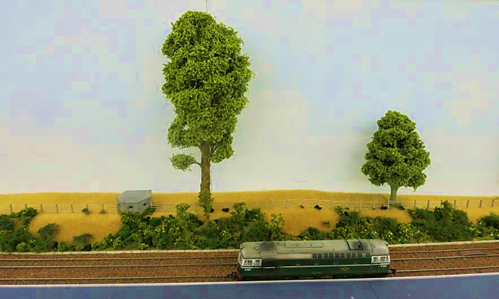 Type-24 concrete Pill Box (Wills kit SS74)
The farm field beyond the fence is to
the eastern side of the railway station.
www.EwhurstGreen.com
