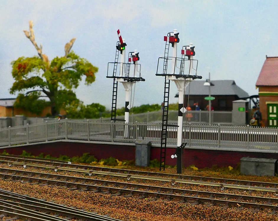 www.EwhurstGreen.com
Platform 1 signal (left) and Platform 2 signal (right). These BR signals (of LMS design) were used pending Dapol producing SR equivalent (if ever!)