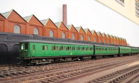 In early BR Green livery, 3 Car Motor Unit (now augmented to 4 SUB no.4428) on the Down Line.
Ewhurst Green model railway
BR(S) British Railways Southern Region
Copyright www.EwhurstGreen.com