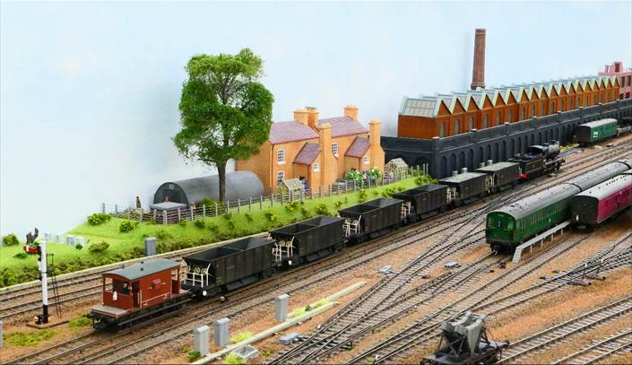 Ewhurst Green model railway
.
‘Whale’ bogie ballast hoppers head south
www.EwhurstGreen.com