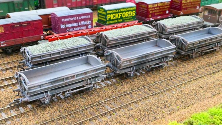 Ewhurst Green model railway
.
Mermaid Side-tipping Wagons as weathered by TMC.
www.EwhurstGreen.com