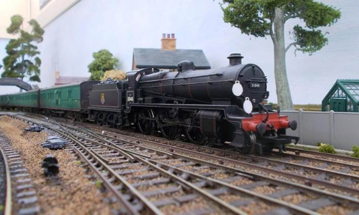 N-class no.31848 hauls ex.LSWR 3 Lav Cross-Country set 314.
www.EwhurstGreen.com